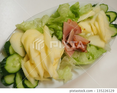 蘋果烤豬肉沙拉,妻子做的家常菜,在家吃的晚餐,幸福的一家人 蘋果烤豬肉沙拉,妻子做的家常菜,在家吃的晚餐,幸福的一家人 135226129