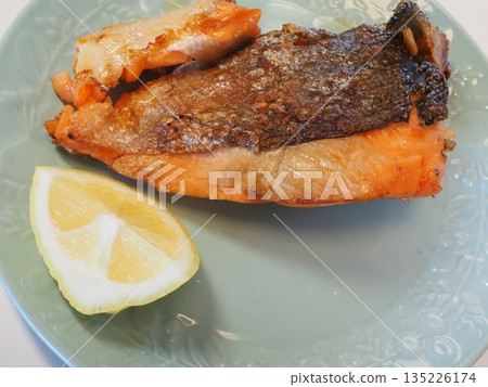 Salt-grilled salmon, my wife's home-cooked meals, dinner at home, happy family 135226174