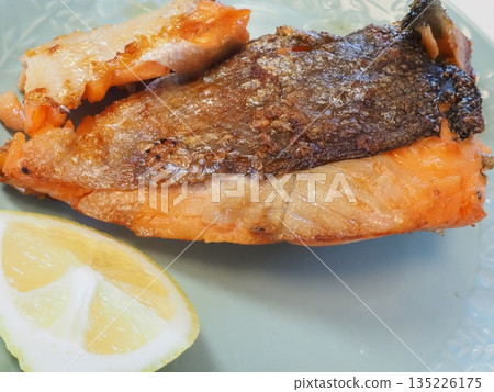 Grilled salmon jaw, my wife's home-cooked meals, dinner at home, happy family 135226175