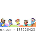 各種各樣的孩子都在蹦蹦跳跳 135226423