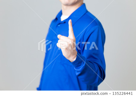 一名身穿藍色工作服的中年男子,從事物流運輸業。 一名身穿藍色工作服的中年男子,從事物流運輸業。 135226441