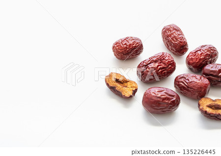棗，白色背景 135226445