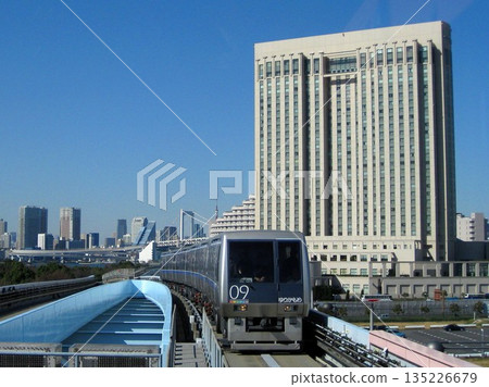 2009.2.18 Yurikamome 7000 series and Hotel Grand Pacific LE DAIBA 2009.2.18 Yurikamome 7000 series and Hotel Grand Pacific LE DAIBA 135226679