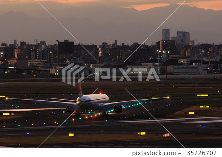 客機正準備執行夜間飛行任務。客機和引導燈。 客機正準備執行夜間飛行任務。客機和引導燈。 135226702