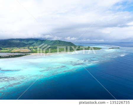Yonara Strait, Iriomote Island, and U Island (Taketomi Town, Okinawa Prefecture) 135226735
