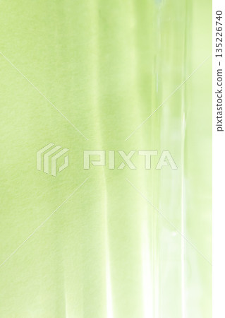 豎幅構圖，淺綠色背景材料 135226740