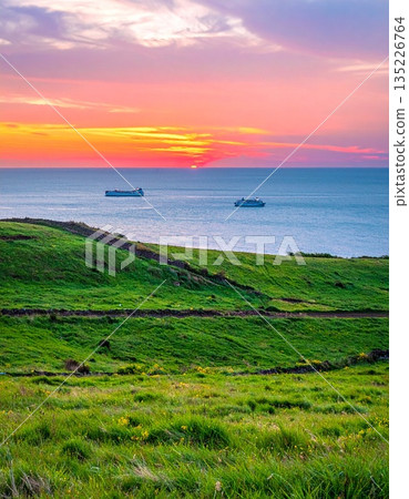 【人工智慧生成影像】寧靜的天空、海洋和大地 135226764