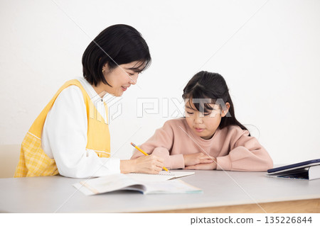 一位女課後輔導老師教女學生 135226844