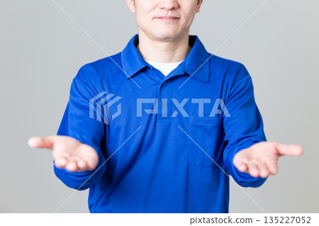 一名身穿藍色工作服的中年男子,從事物流運輸業。 一名身穿藍色工作服的中年男子,從事物流運輸業。 135227052