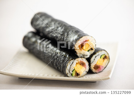 盤子裡堆滿了江戶捲。 盤子裡堆滿了江戶捲。 135227099