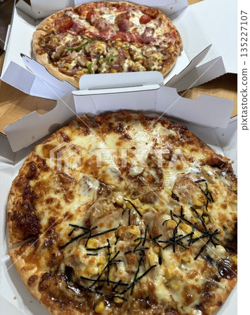 兩份新鮮出爐的混合口味披薩,裝在敞開的盒子裡 兩份新鮮出爐的混合口味披薩,裝在敞開的盒子裡 135227107