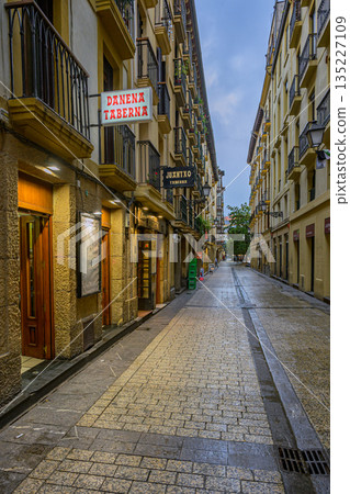 西班牙聖塞巴斯蒂安老城區街道商店,仲夏時節 西班牙聖塞巴斯蒂安老城區街道商店,仲夏時節 135227109