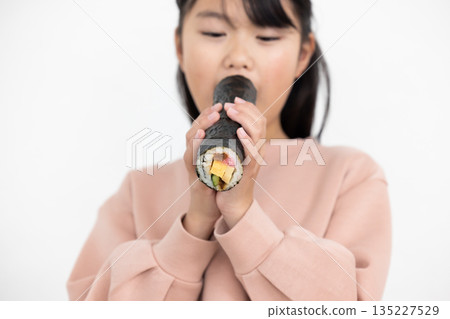 一個女孩吃掉了一整個江戶卷。 135227529