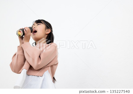 一個女孩吃掉了一整個江戶卷。 135227540