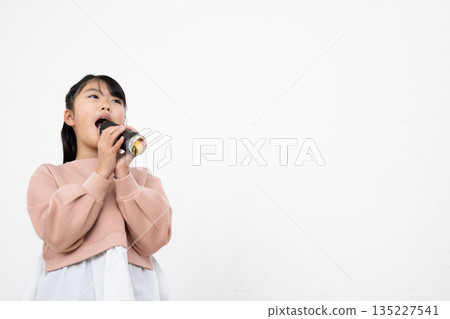 一個女孩吃掉了一整個江戶卷。 135227541