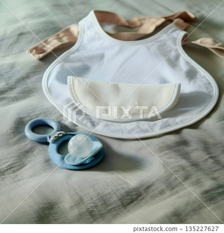 嬰兒安撫奶嘴和圍兜 135227627