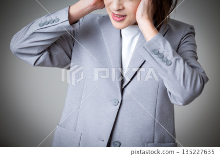 中年職業婦女摀住耳朵 135227635