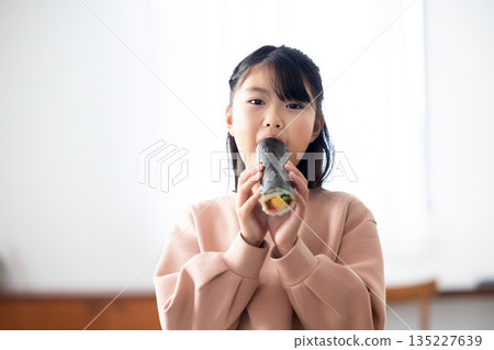 一個女孩吃掉了一整個江戶卷。 135227639