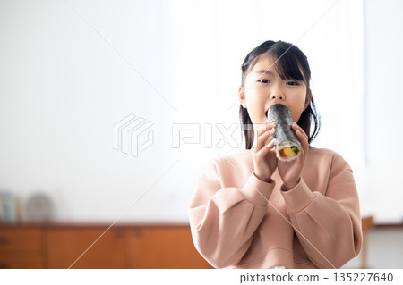 一個女孩吃掉了一整個江戶卷。 135227640