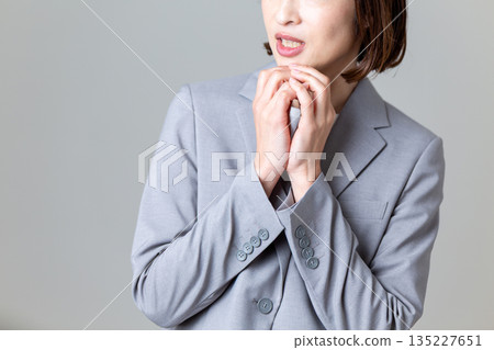 一位感到厭惡、反感的中年女商人 135227651