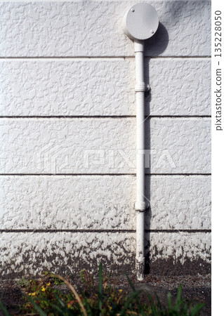 牆內安裝了電線管道 牆內安裝了電線管道 135228050