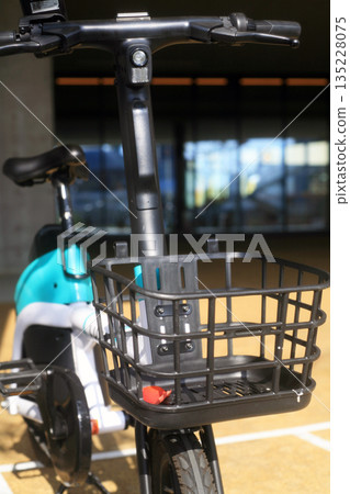 電動自行車共享和落葉 電動自行車共享和落葉 135228075