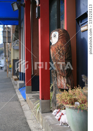 商店前的貓頭鷹雕塑 商店前的貓頭鷹雕塑 135228113