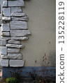 石砌灰泥牆和香蒲 135228119