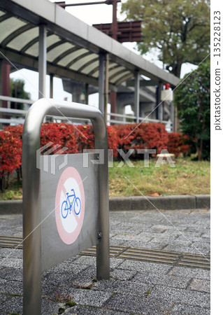 路障阻礙自行車通行 135228123