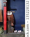 商店前的貓頭鷹雕塑 135228132