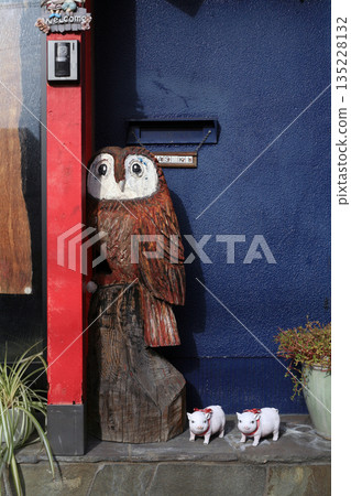 商店前的貓頭鷹雕塑 135228132