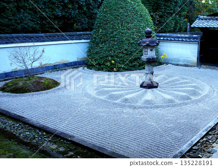 京都千春寺的子寺院雲龍院的秋景 京都千春寺的子寺院雲龍院的秋景 135228191
