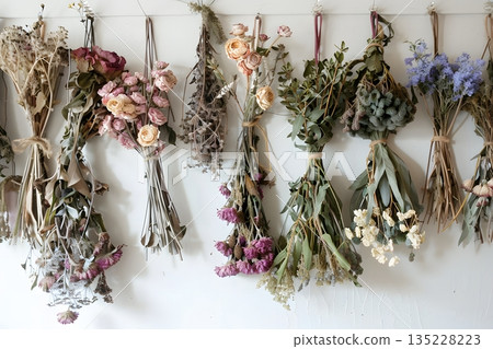 白牆上的乾燥花 135228223
