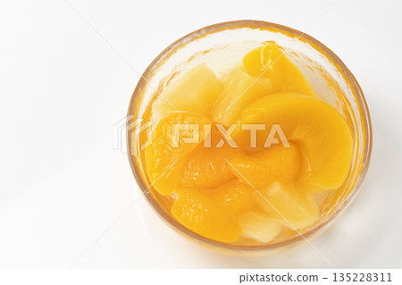 玻璃碗裡的什錦水果 玻璃碗裡的什錦水果 135228311