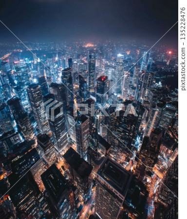 從高處俯瞰的摩天大樓夜景 135228476