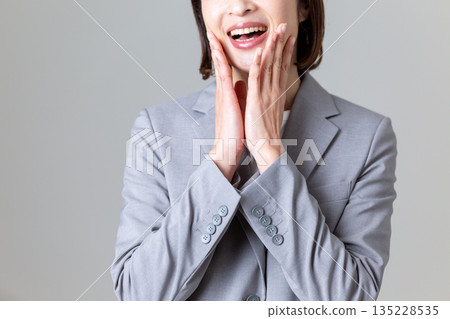 欣喜的中年女商人 欣喜的中年女商人 135228535