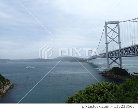 鳴門橋是一座懸索橋，連接兵庫縣南川市和德島縣鳴門市鳴門町之間的鳴門海峽，橋上設有長廊和漩渦觀景台。 135228563