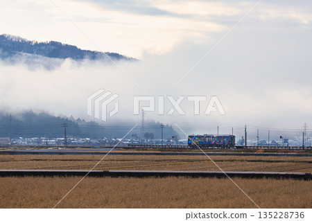一列裝飾華麗的列車駛過晨霧 一列裝飾華麗的列車駛過晨霧 135228736