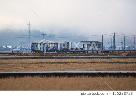 一列裝飾華麗的列車駛過晨霧 135228738