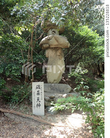 磯名天神神社位於香川縣三豐市仁王町仁王碼頭和仁王港附近的天神山上，天神山以前被稱為磯名島。 135228818