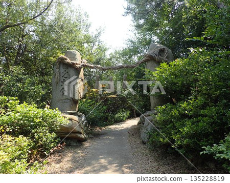 磯名天神神社位於香川縣三豐市仁王町仁王碼頭和仁王港附近的天神山上，天神山以前被稱為磯名島。 135228819
