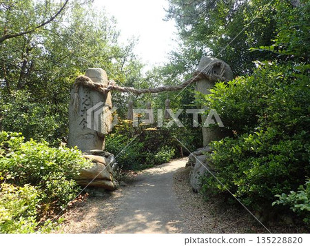磯名天神神社位於香川縣三豐市仁王町仁王碼頭和仁王港附近的天神山上，天神山以前被稱為磯名島。 135228820