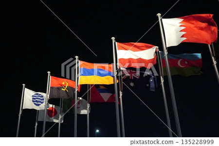 2025年大阪關西世博會：大門前的各國國旗 135228999