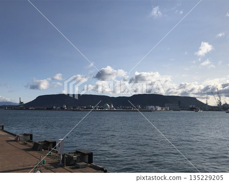 屋島位於香川縣高松市東北部,是一座形似台地的高原,上面覆蓋著水平的堅硬岩層,像一個巨大的屋頂。 屋島位於香川縣高松市東北部,是一座形似台地的高原,上面覆蓋著水平的堅硬岩層,像一個巨大的屋頂。 135229205