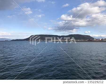 屋島位於香川縣高松市東北部，是一座形似台地的高原，上面覆蓋著水平的堅硬岩層，像一個巨大的屋頂。 135229212