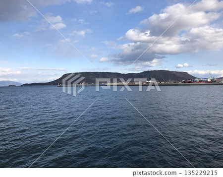 Located in the northeastern part of Takamatsu City, Kagawa Prefecture, Yashima is a table-like highland covered with horizontal hard rock layers that resembles a large roof. Located in the northeastern part of Takamatsu City, Kagawa Prefecture, Yashima is a table-like highland covered with horizontal hard rock layers that resembles a large roof. 135229215