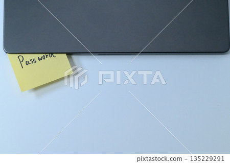 筆記型電腦上貼著密碼便簽 135229291