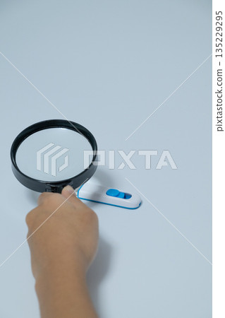 用放大鏡檢查USB（垂直放置） 135229295