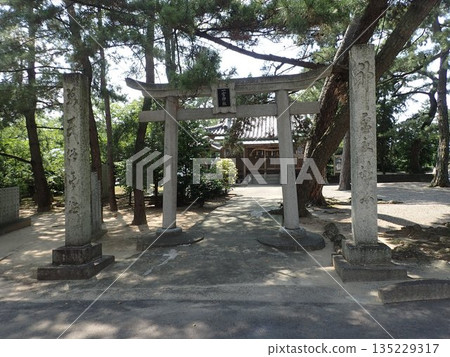 一之宮神社位於香川縣觀音寺市豐濱町姬濱,供奉著猿田彥命。它還有一座附屬神社-海込神社。 一之宮神社位於香川縣觀音寺市豐濱町姬濱,供奉著猿田彥命。它還有一座附屬神社-海込神社。 135229317