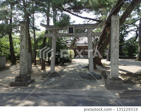 一之宮神社位於香川縣觀音寺市豐濱町姬濱,供奉著猿田彥命。它還有一座附屬神社-海込神社。 一之宮神社位於香川縣觀音寺市豐濱町姬濱,供奉著猿田彥命。它還有一座附屬神社-海込神社。 135229319
